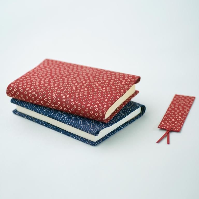 ブックカバーS［黒地／赤漆／とんぼ］：印傳屋公式オンラインショップ