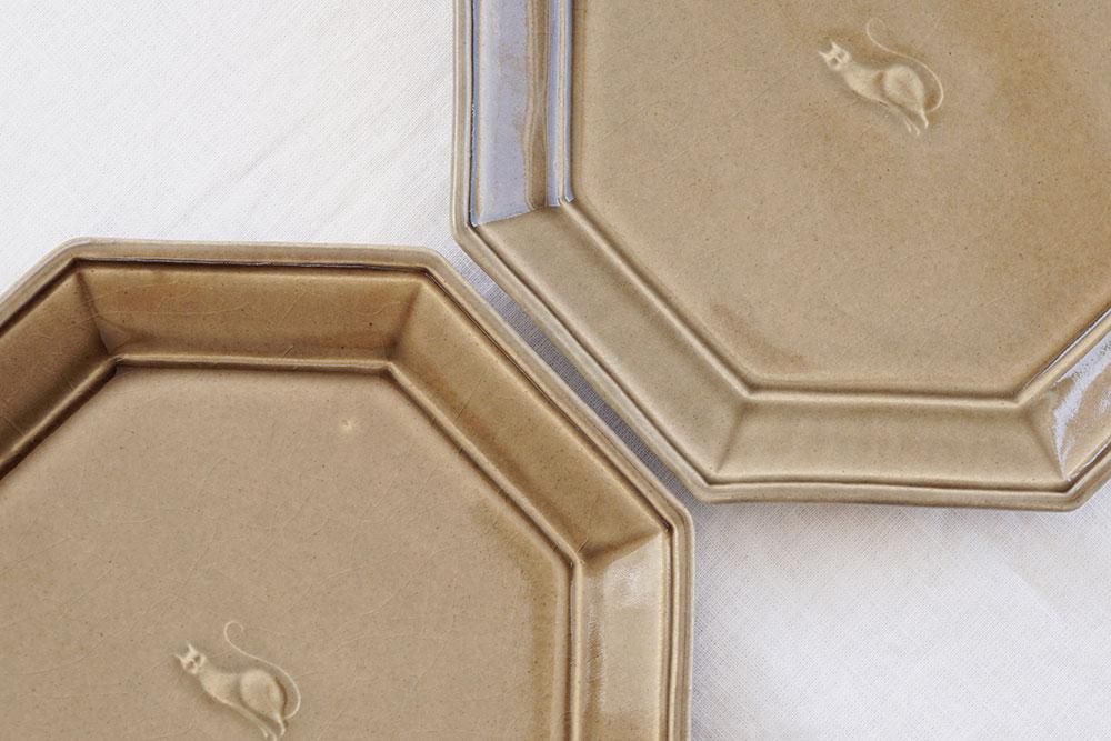 ヘ24 マロンベージュ 八角猫の皿（貫入/釉ヒビあり） - 益子焼の