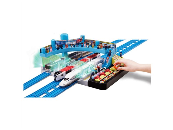 3線一斉発車が可能なプラレール「ピカッとシグナル！GOGO発車
