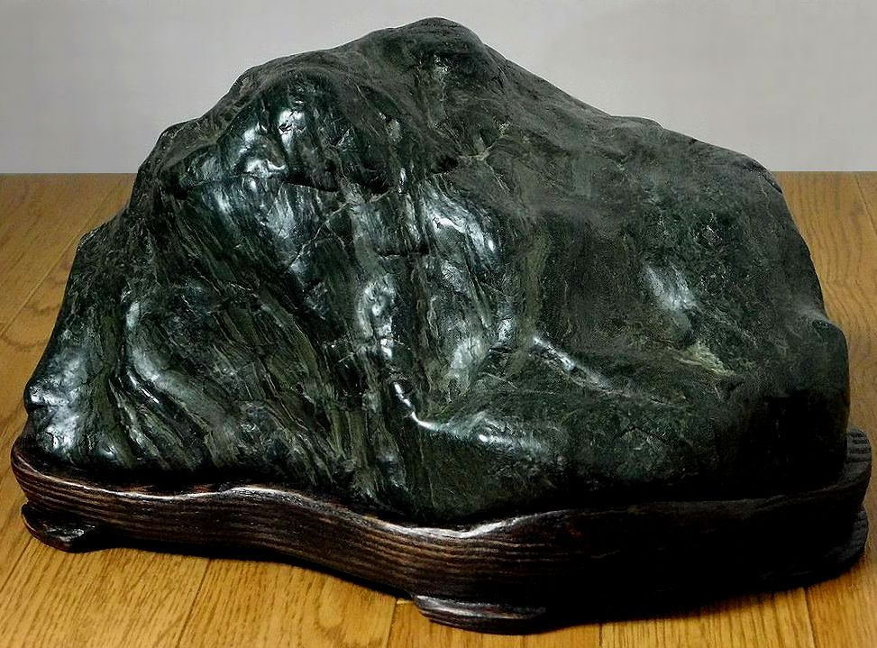 緋山酔恭「山水石美術館」 全国の水石・美石を紹介 神居古潭石 (輝緑