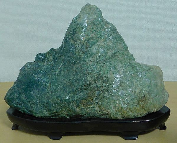 緋山酔恭「山水石美術館」 全国の水石・美石を紹介 佐渡 雷光石、青玉石