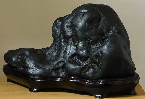 緋山酔恭「山水石美術館」 全国の水石・美石を紹介 神居古潭石 (真黒