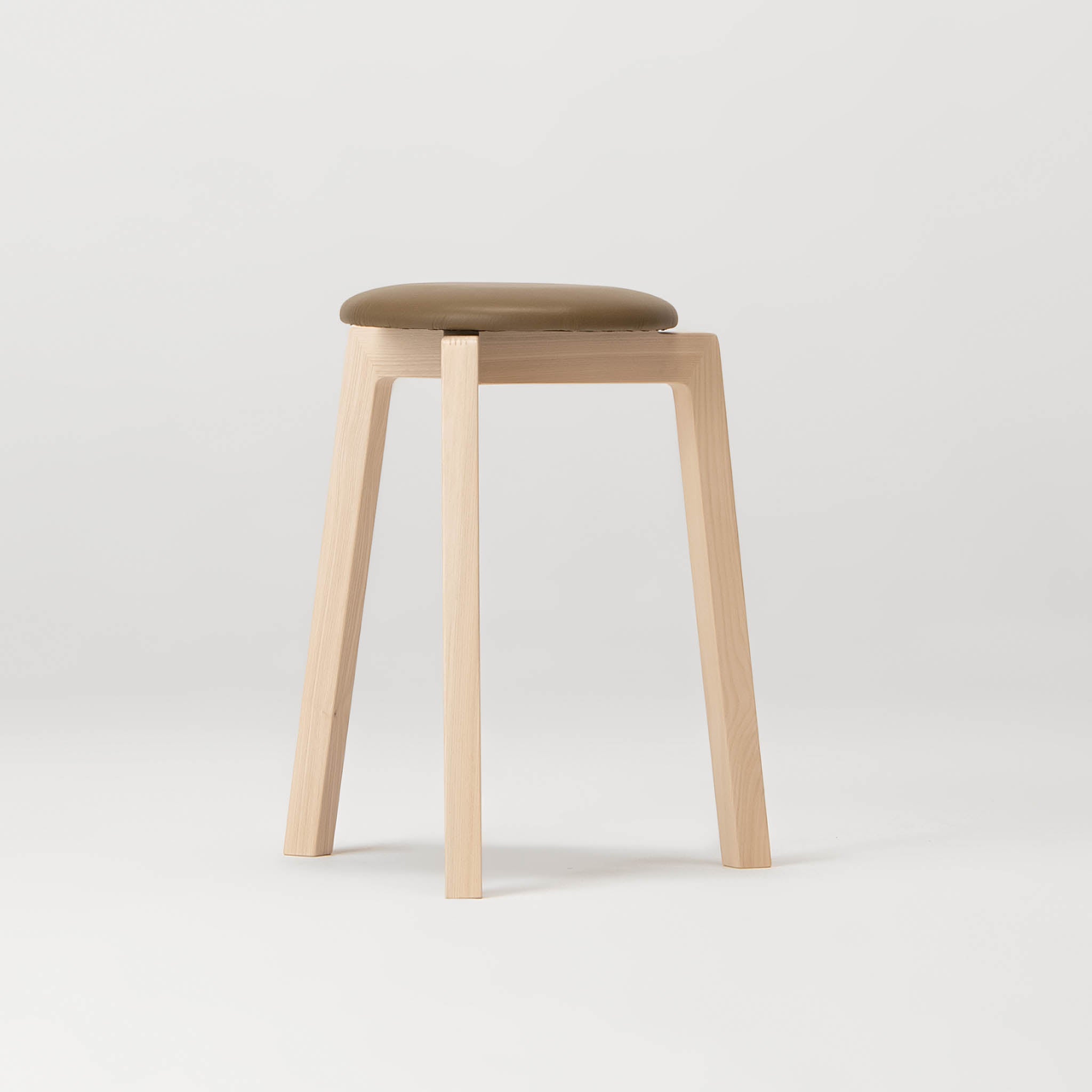 旭川家具 スツール | Stacking Stool 02 センの木 | 革座 ダークブラウン |
