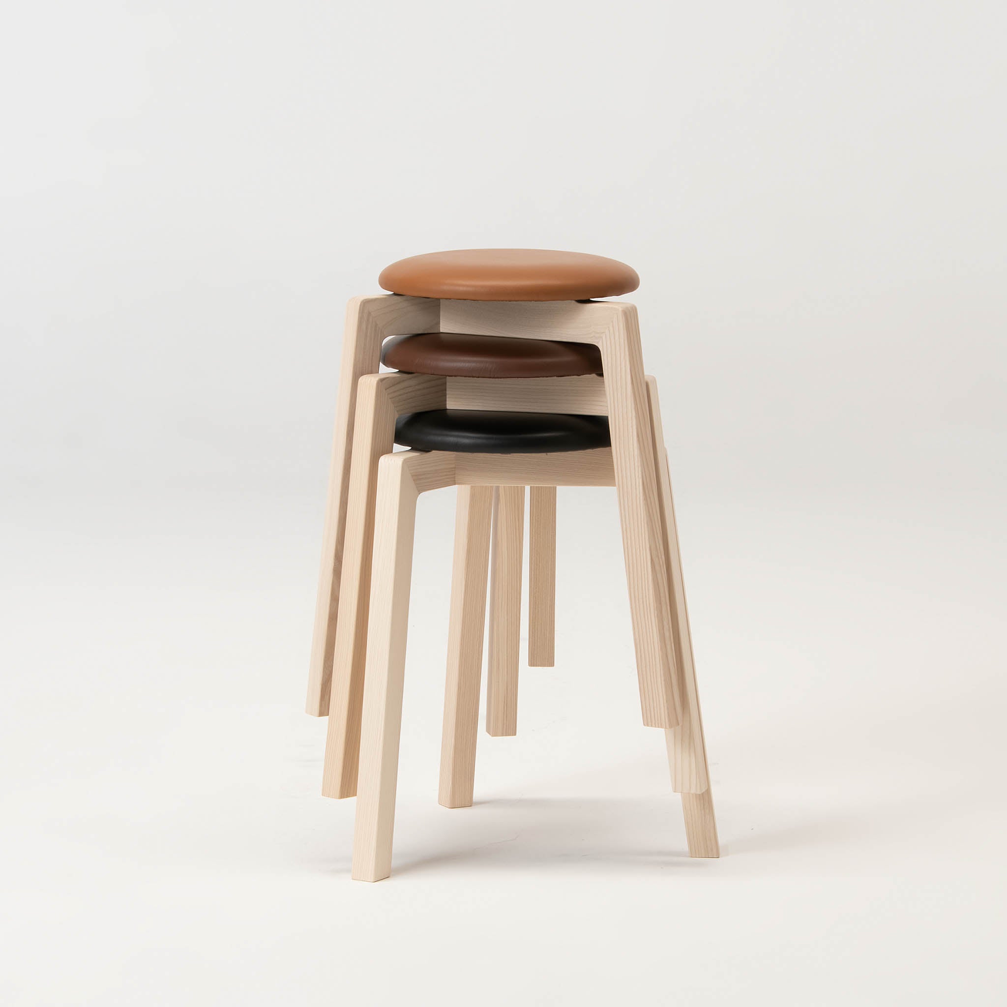 旭川家具 スツール | Stacking Stool 02 センの木 | 革座 ブラック | 大雪
