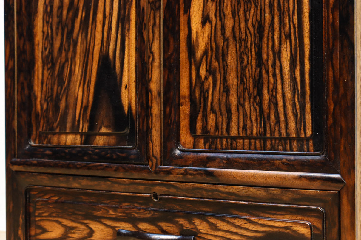 丁寧に造られた美しい慳貪（けんどん）戸づくりの極上黒柿杢目の小箪笥