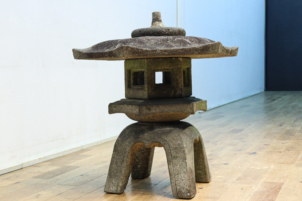 六角形の屋根で貫禄ある佇まいの石灯籠 DC8727 – 古福庵 [ KOFUKUAN