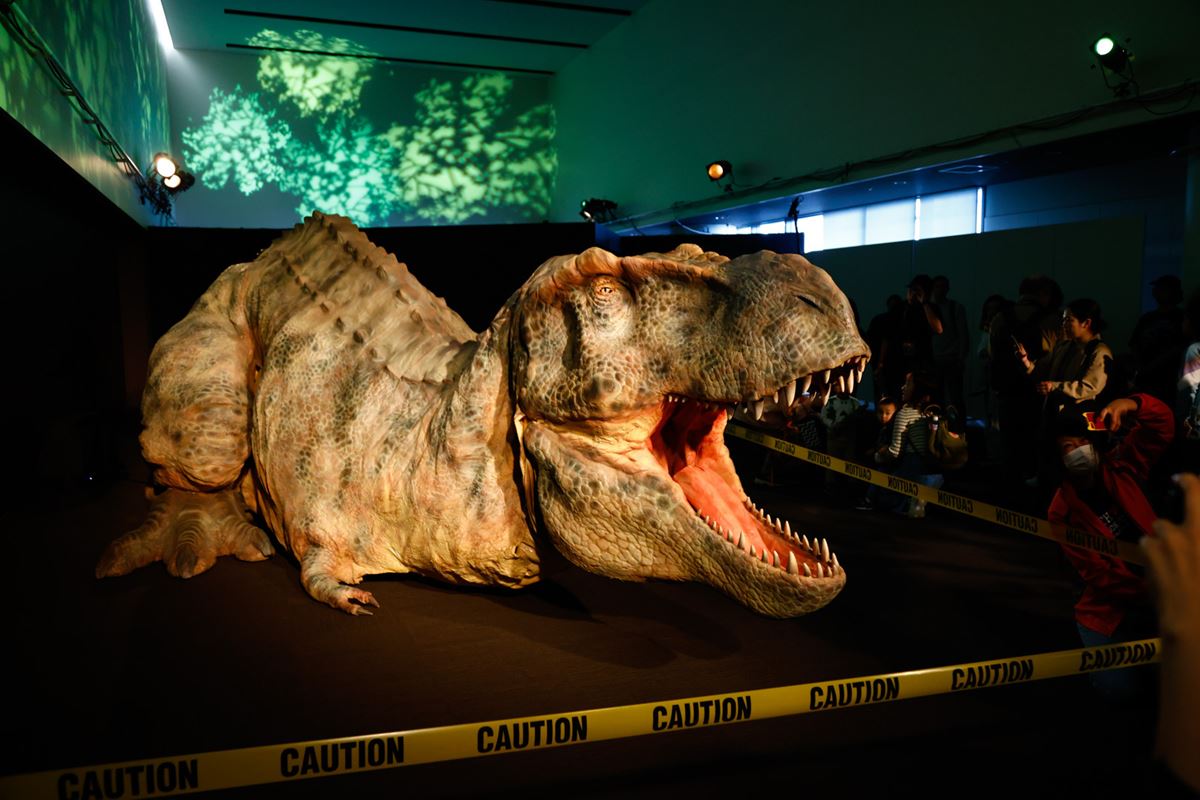 圧巻の迫力！ 全長13mの巨大なブラキオサウルス圧倒される「DINO