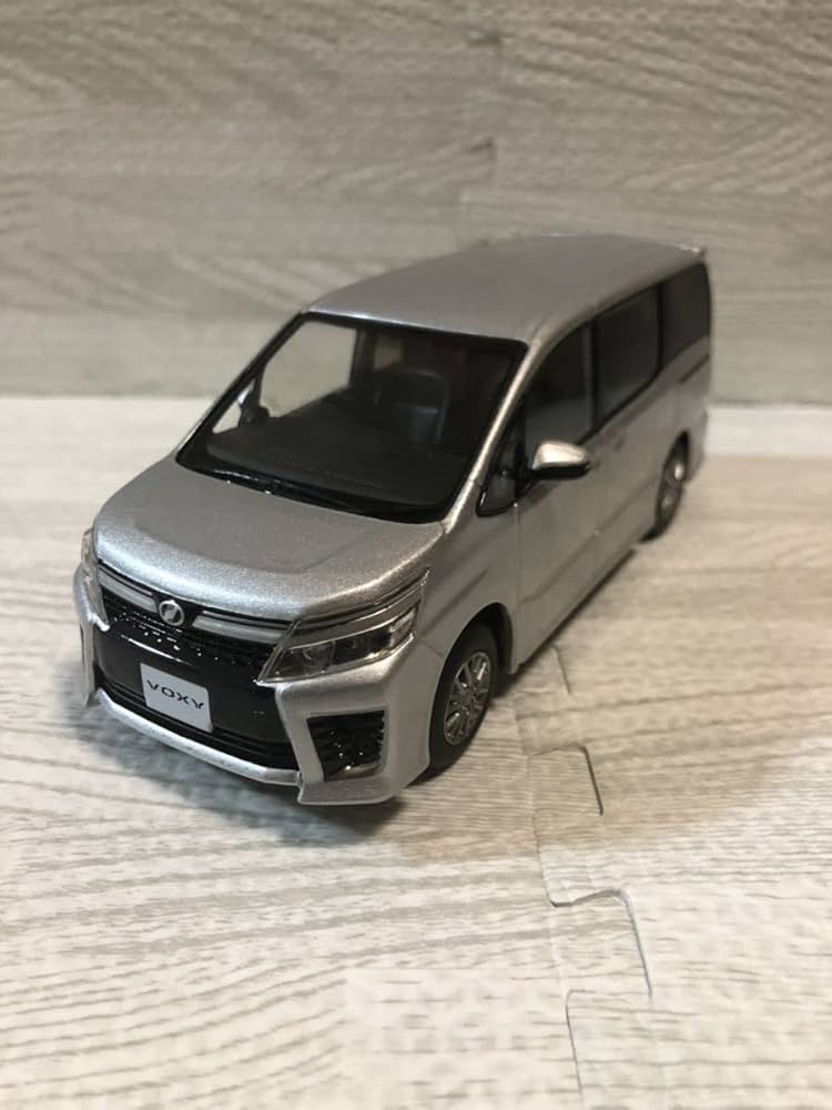 Amazon | 1/30 ミニカー 新型ヴォクシー ハイブリッド ZS VOXY 前期