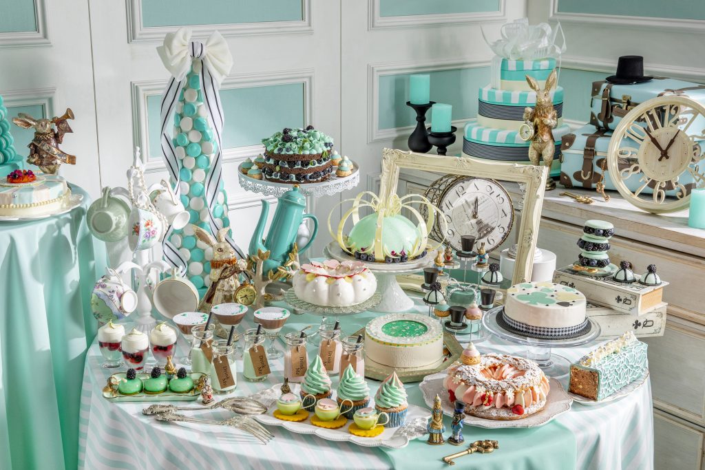 不思議の国のアリス」の世界をスイーツで！ ヒルトン東京で夏限定