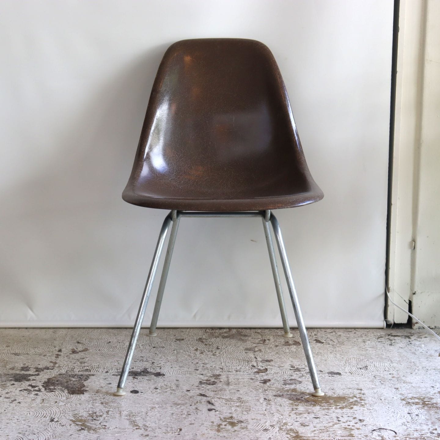 ハーマンミラー社製イームズ サイドシェルチェア(ブラウンFRP