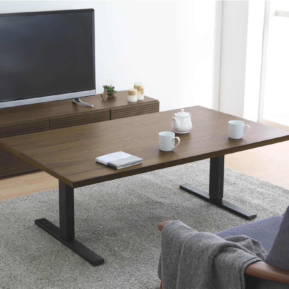 幅135cm 電動昇降 リビングテーブル｜メモリー機能付きで高さ調節