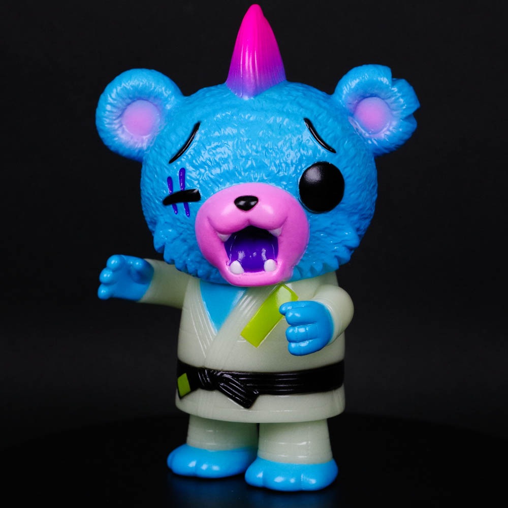 ソフビ/ART JUNKIE x レッドシャーク/ちび柔術片目クマ/蓄光｜墓場の