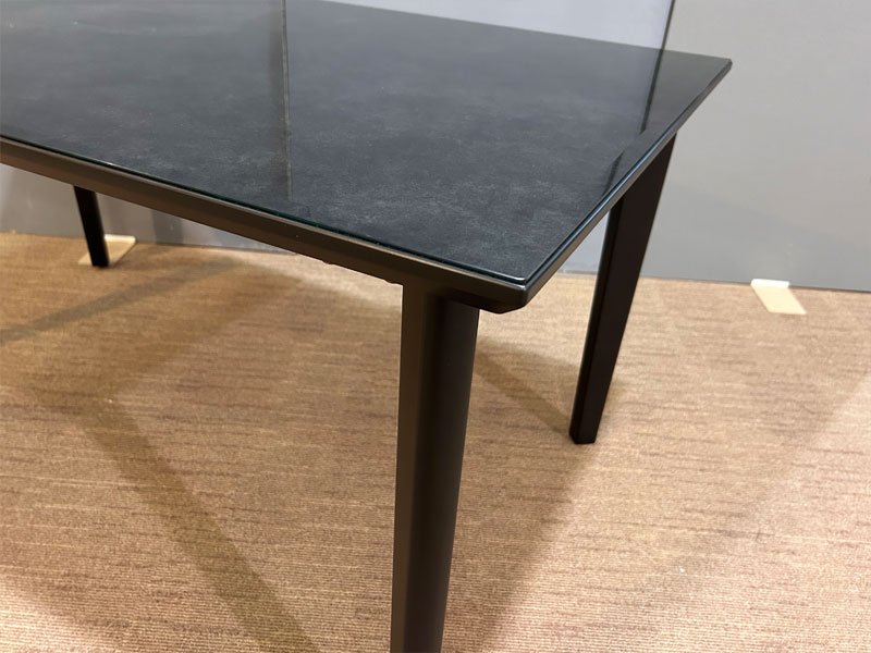 ダイニングテーブル「GT」木製4本脚タイプ ガラス天板ブラック 幅150cm