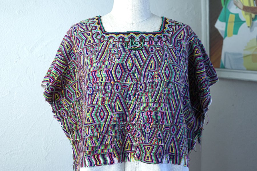 マヤ文明のモチーフを彷彿とさせるグアテマラの上着の刺繍W68×L50cm×2