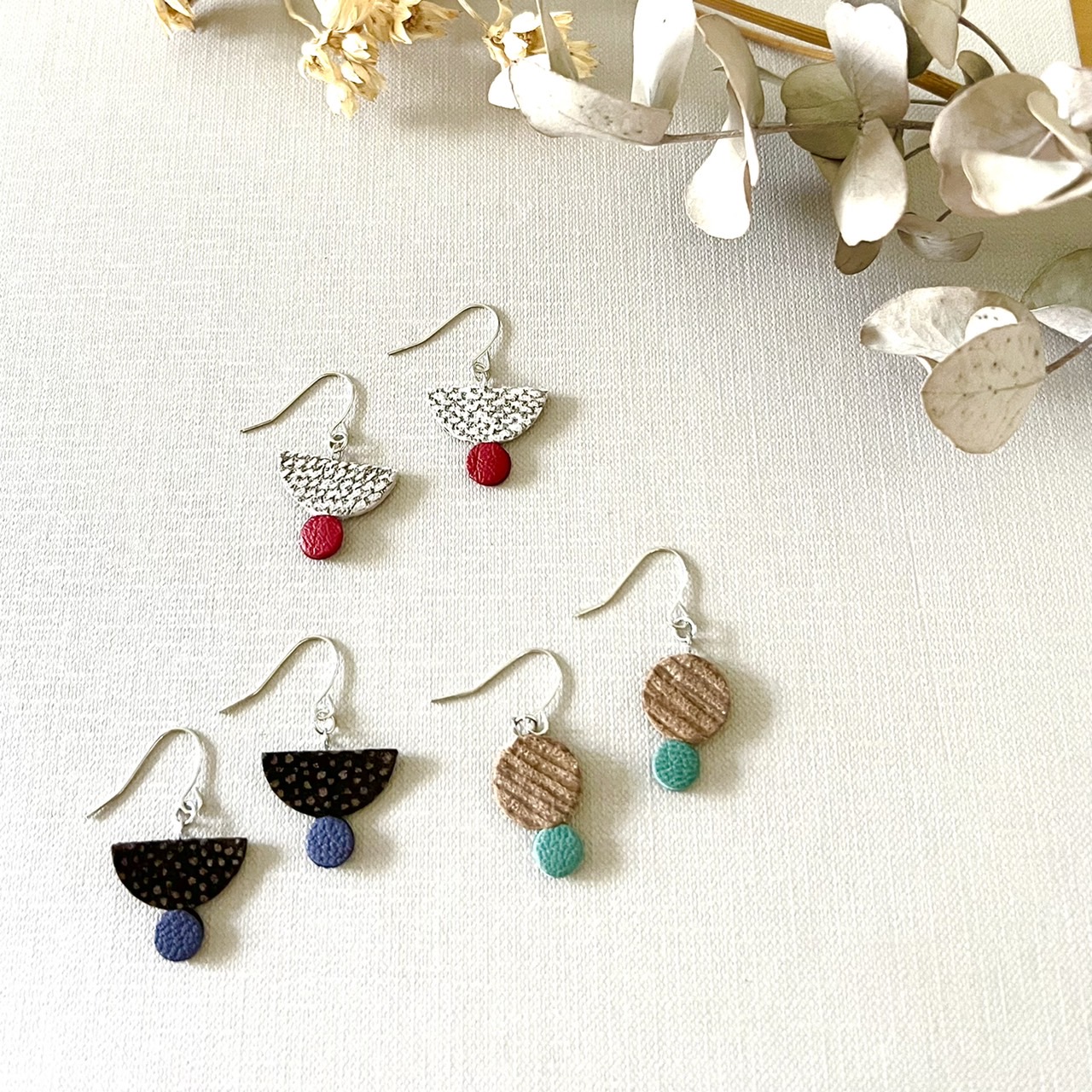 秋にぴったりの革ピアス｜読みもの｜MeTAS＋（ミタス）『ハンドメイド