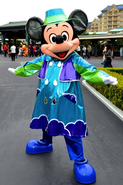 雨の日でも楽しめる！ディズニーランドでレインコートミッキー・ミニー