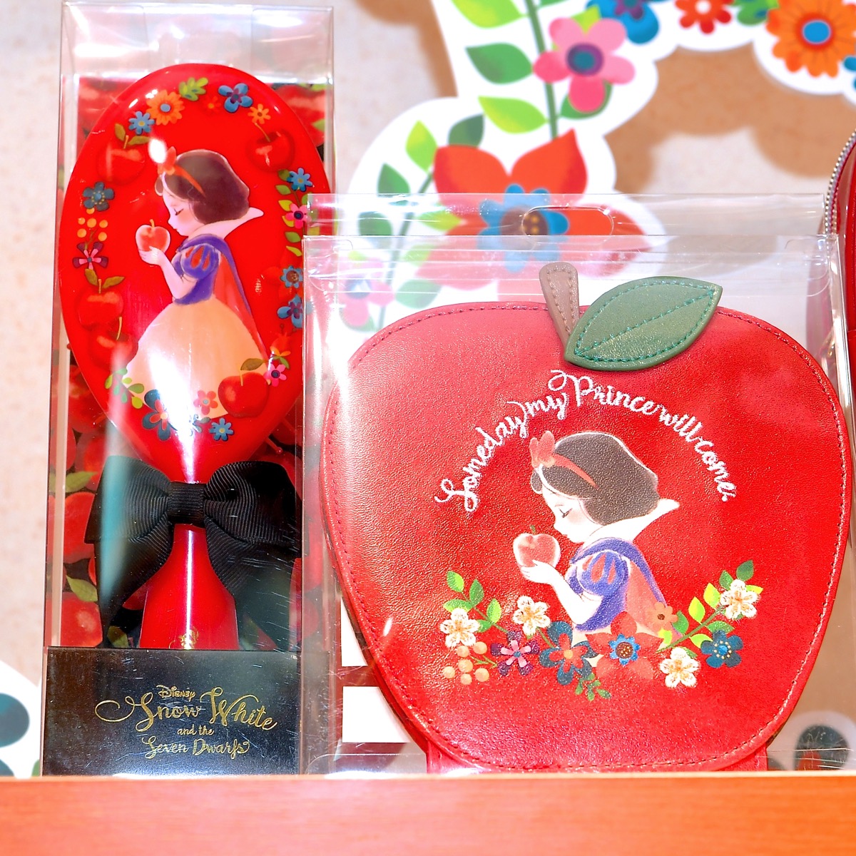ガーリーなりんごモチーフグッズ！ディズニーストア『白雪姫』“SNOW