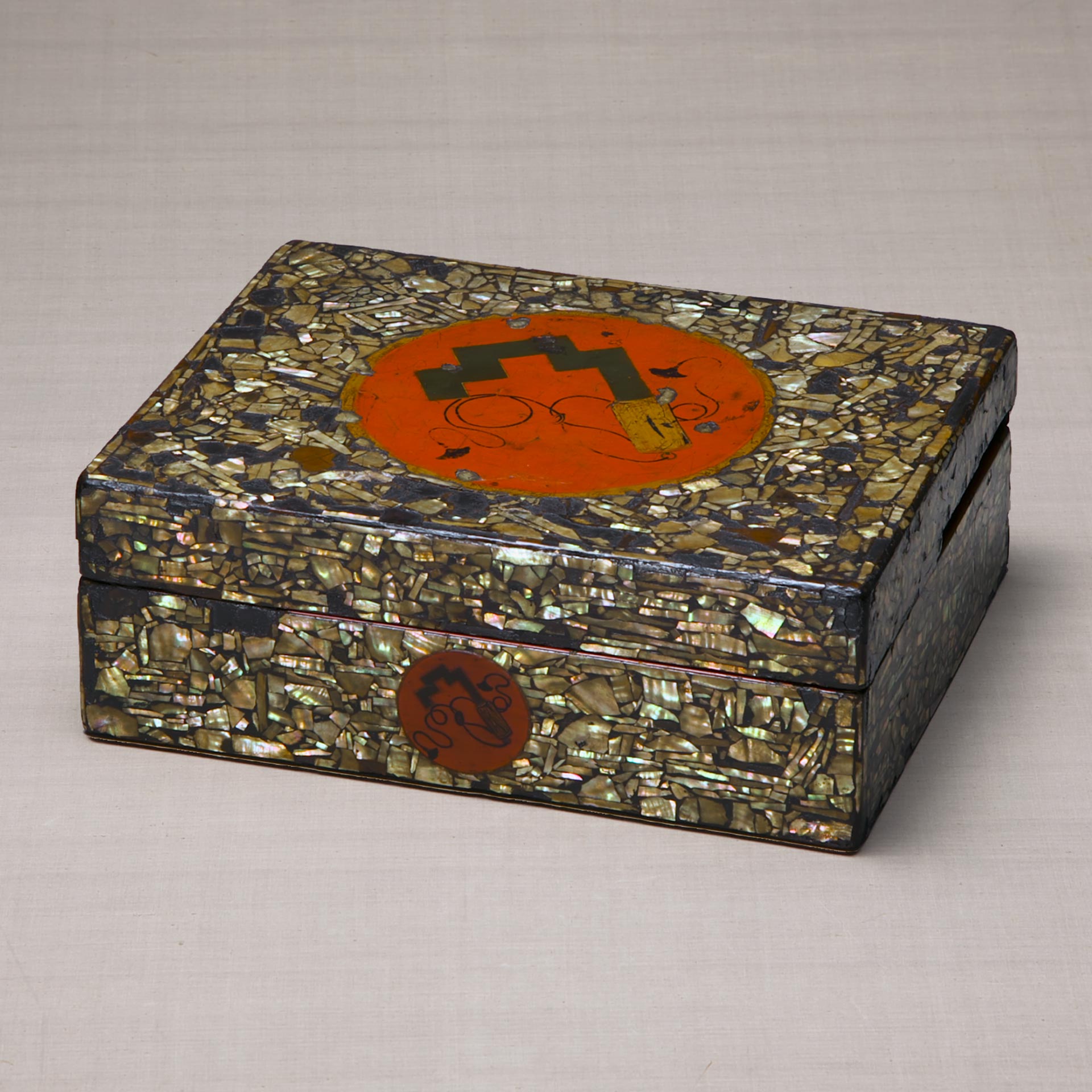 螺鈿漆絵鍵文菓子箱 - 所蔵品 | 日本民藝館