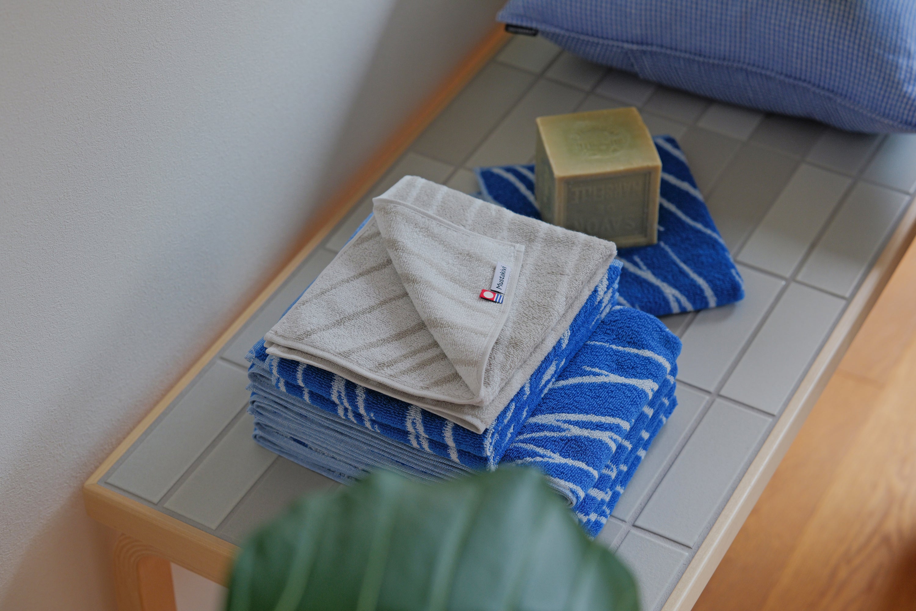 渓流 フェイスタオル GRAY | 石本藤雄デザインの食器、雑貨の通販