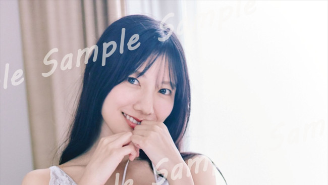 日向坂46・河田陽菜、レースキャミ姿で“はにかみ”笑顔！ 2nd写真集