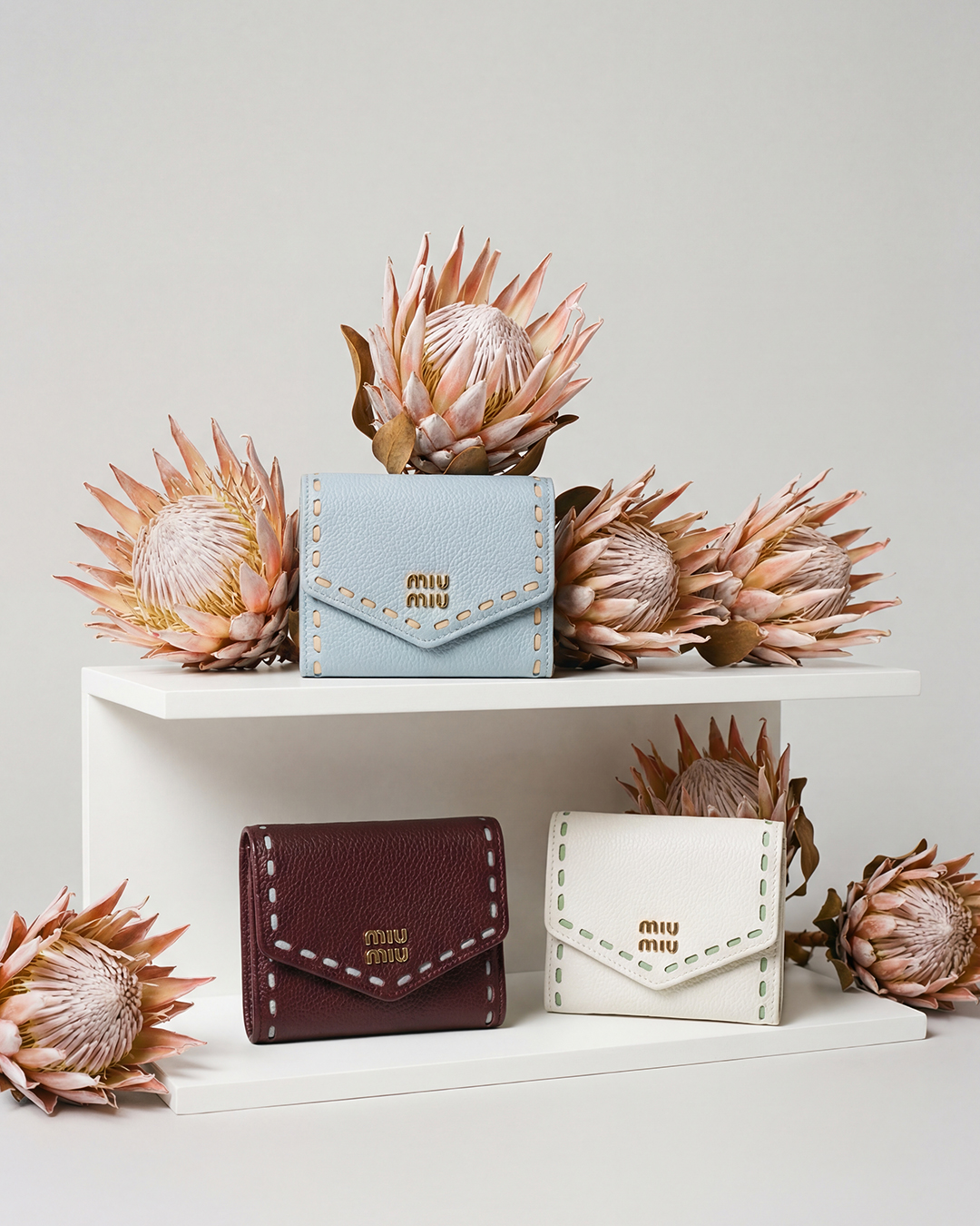 ミュウミュウ」日本限定カラーのスモールレザーグッズを発売。最強開運