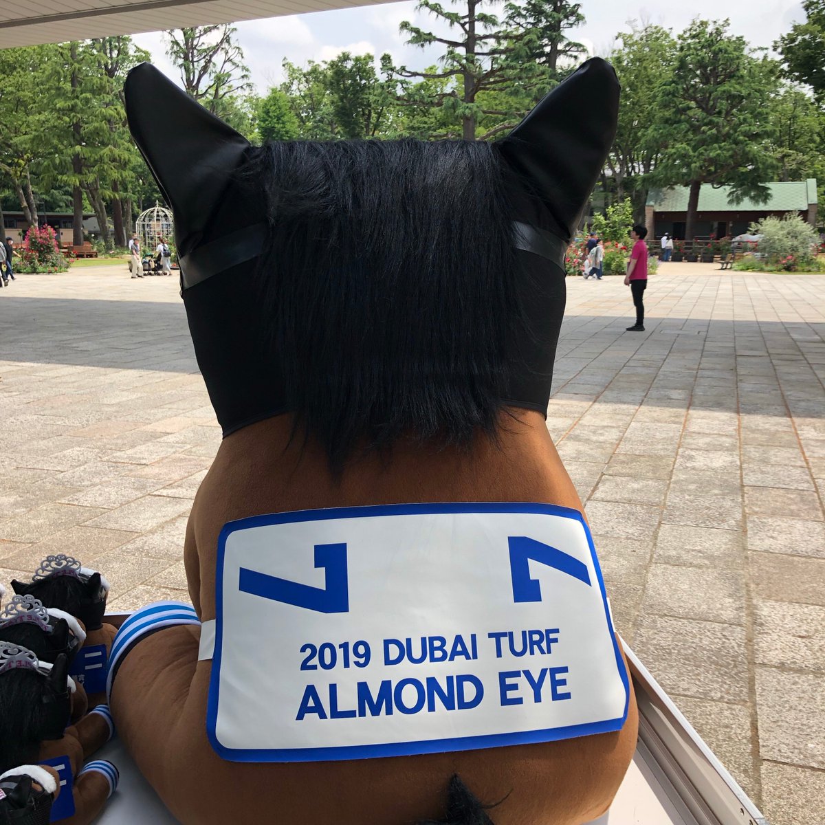 東京競馬場ターフィーショップに特大「アーモンドアイ」アイドルホース