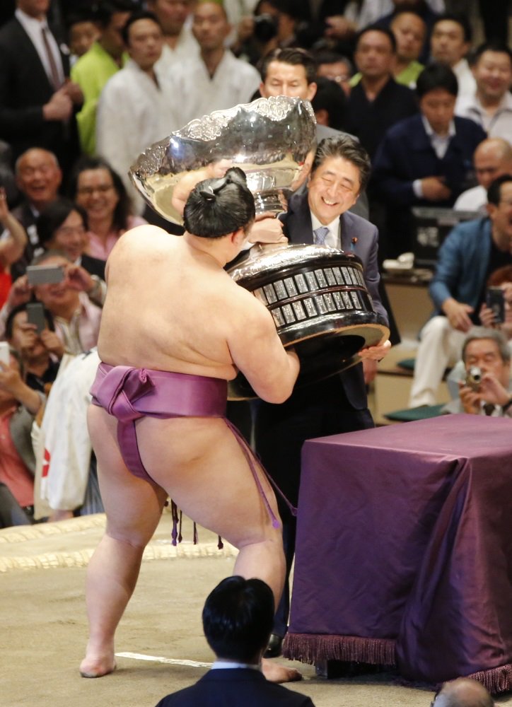 千秋楽の様子＞ 表彰式。 安倍晋三内閣総理大臣より、内閣総理大臣杯の