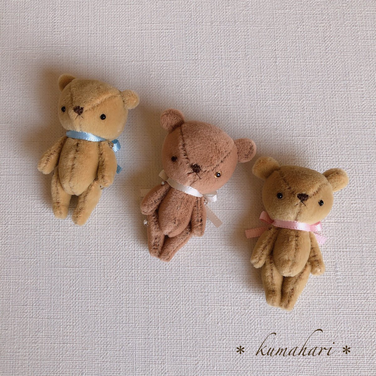 小さいクマさん達にリボンをつけておめかし🐻 近いうちに販売予定です
