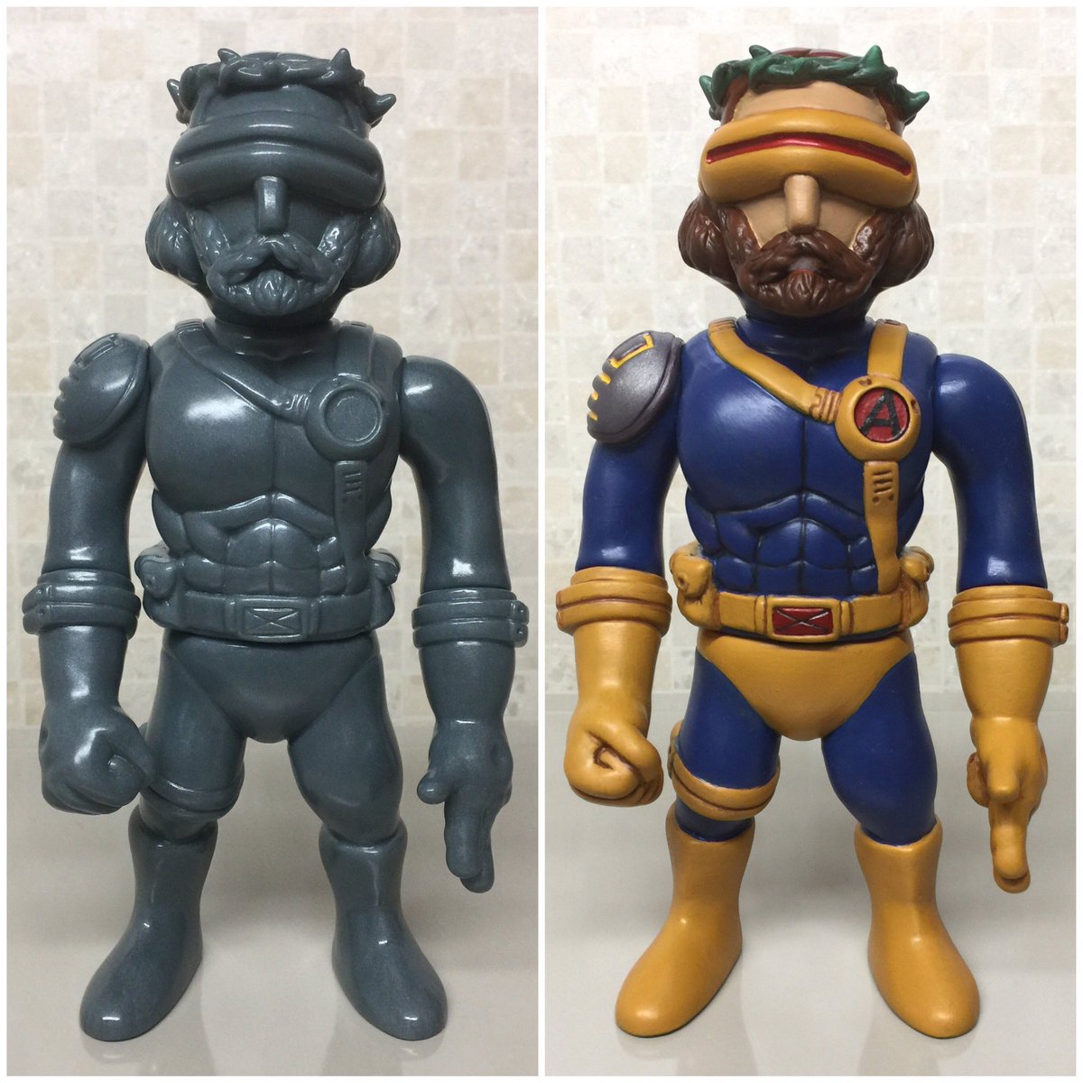 シカマァクさんのサイクロジーザスGの未塗装ソフビを、パッケージ