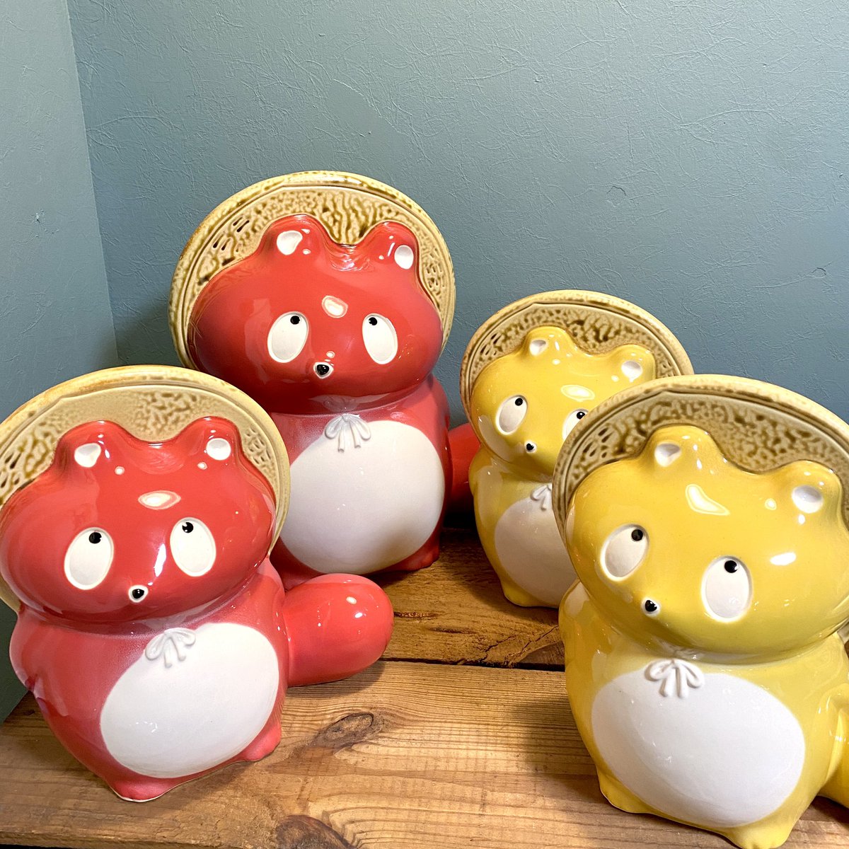 たぬきの置物「ぼんやり子だぬき」の新色が完成しました！ 赤色と黄色