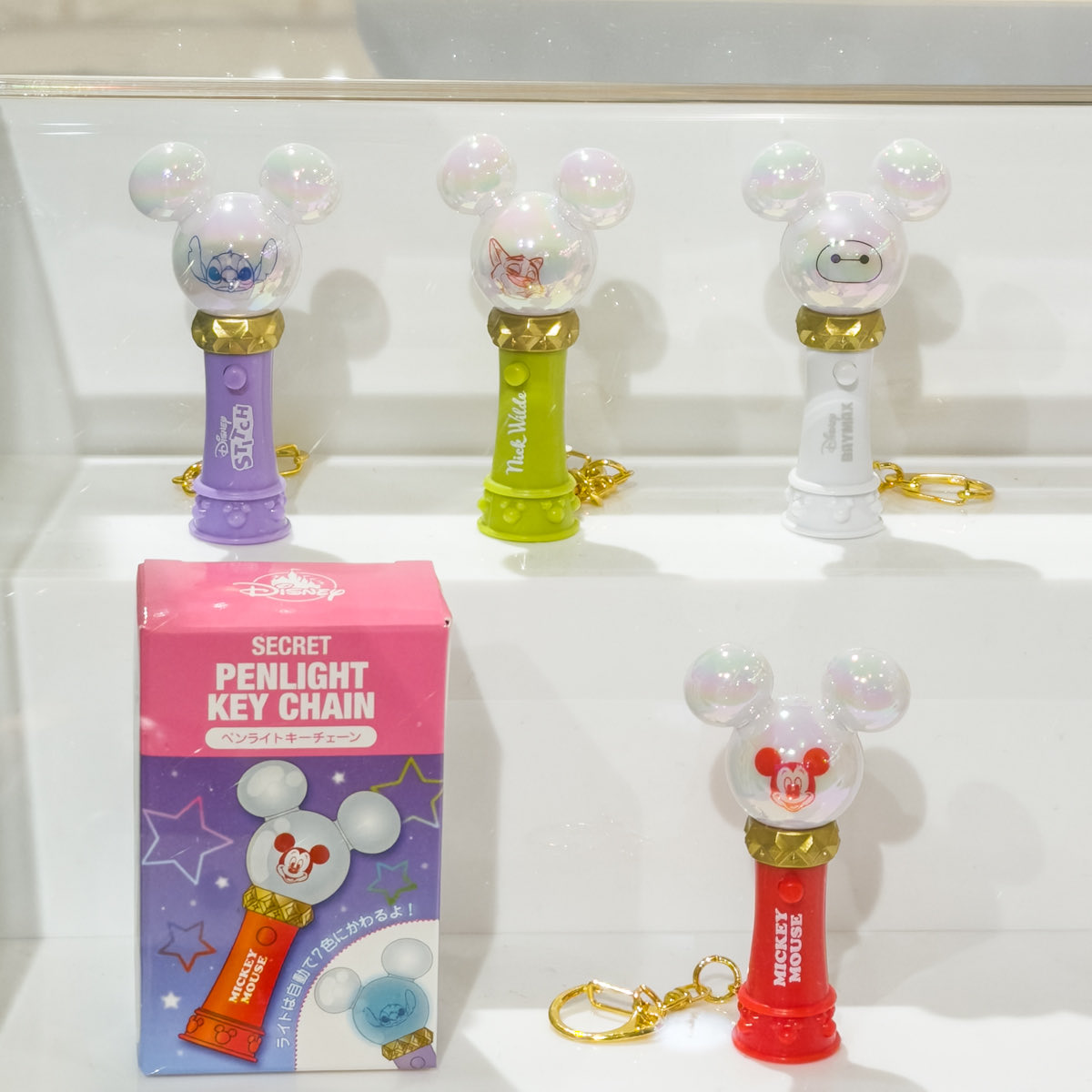 7色に光る！ ディズニーストア シークレットペンライトキーチェーン