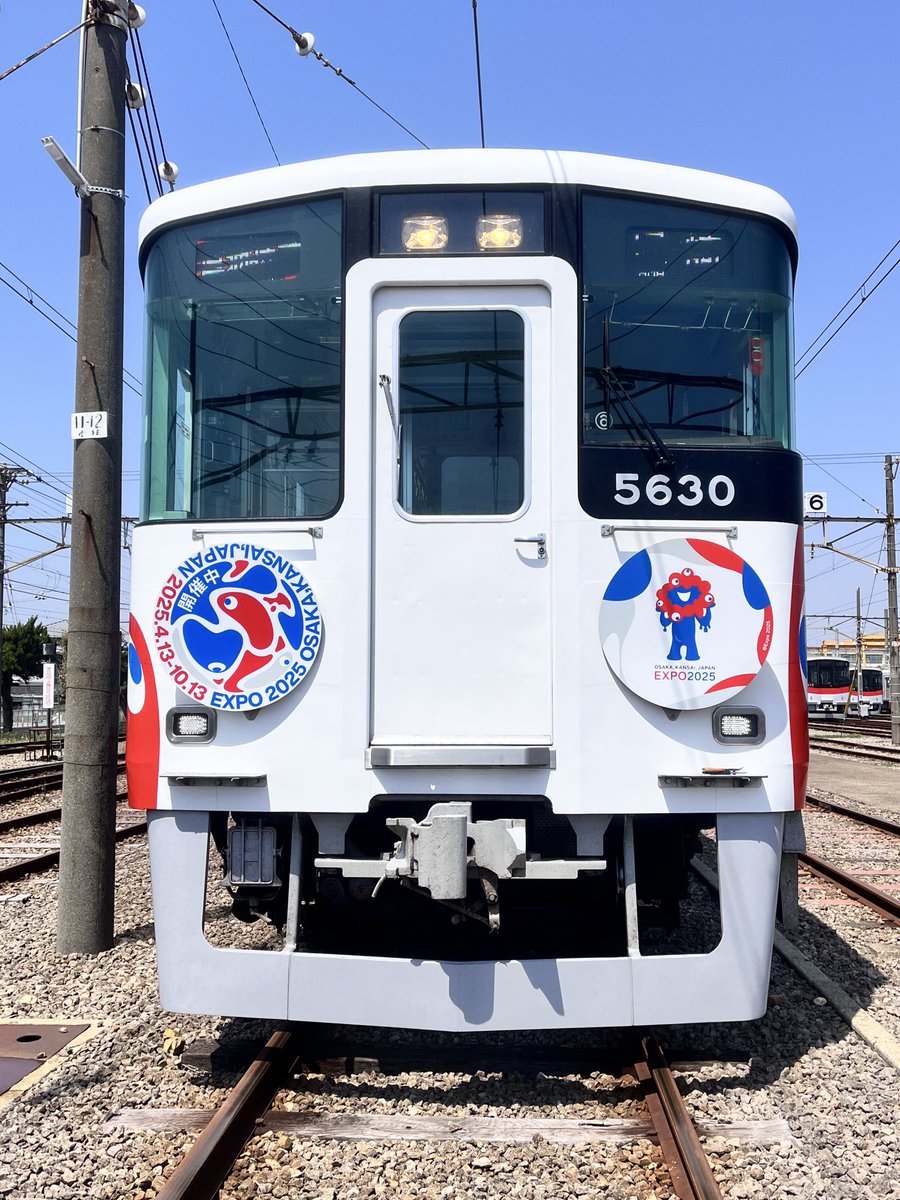 大阪・関西万博2025の開幕を記念し、ラッピング列車にヘッドマークを