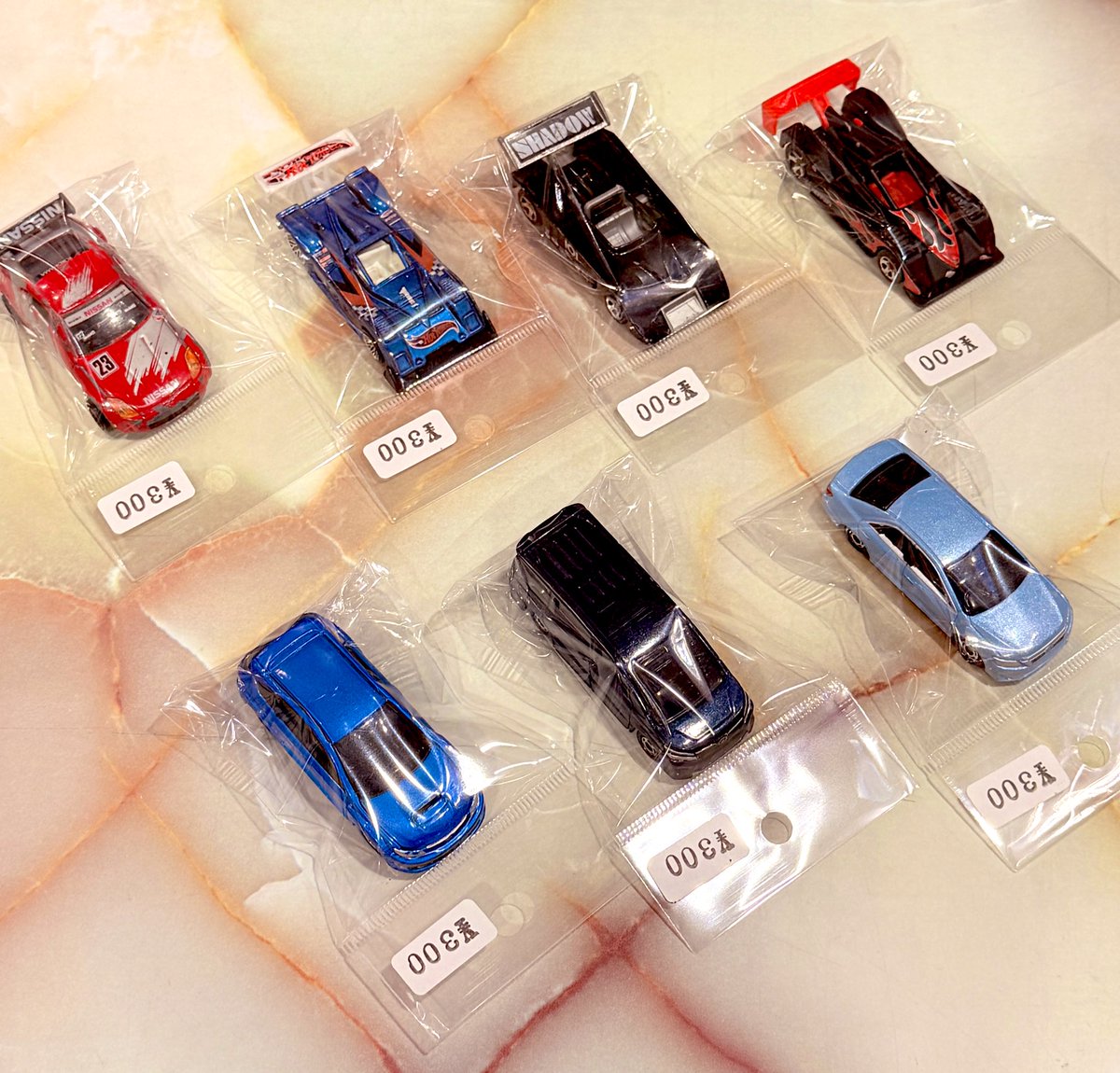 ミニカー トミカ ホットウィール などが入荷してます。 各300円⭕️