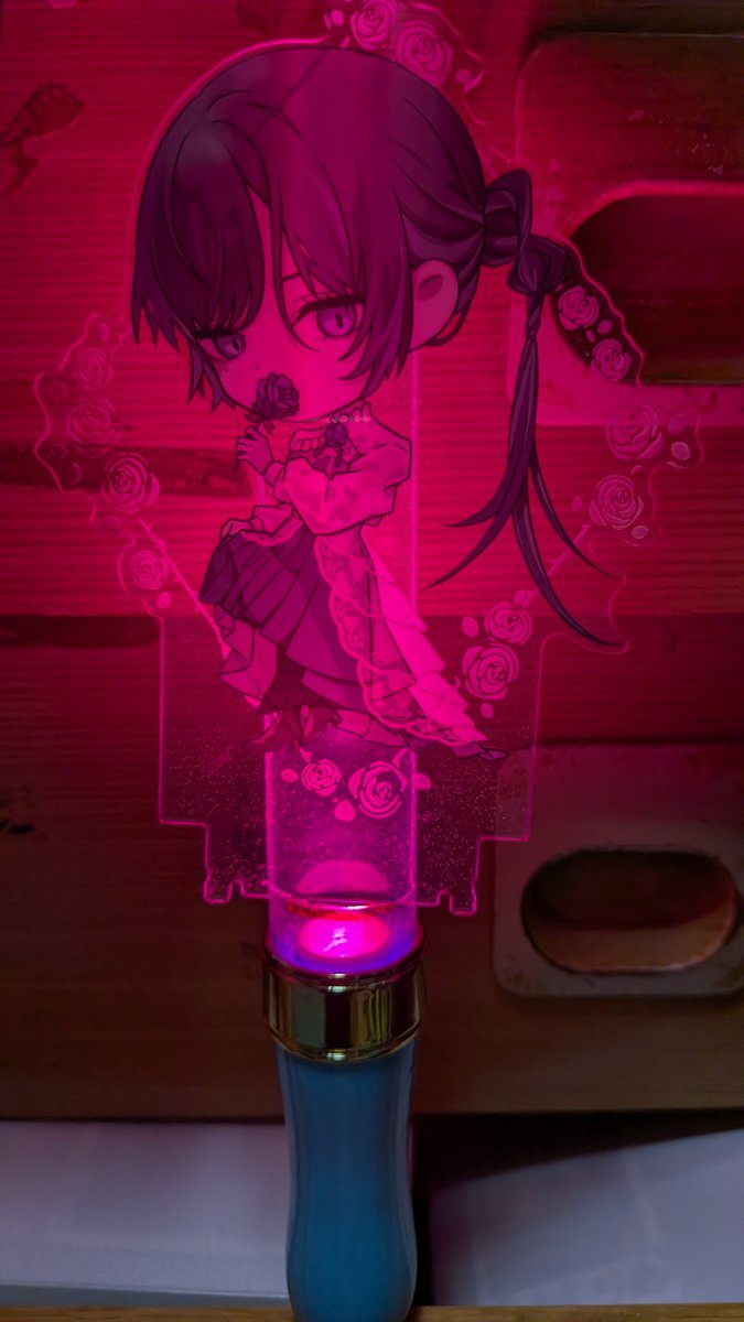 ペンライト制作の途中。 Adoのアクスタでテスト中_φ(・_・