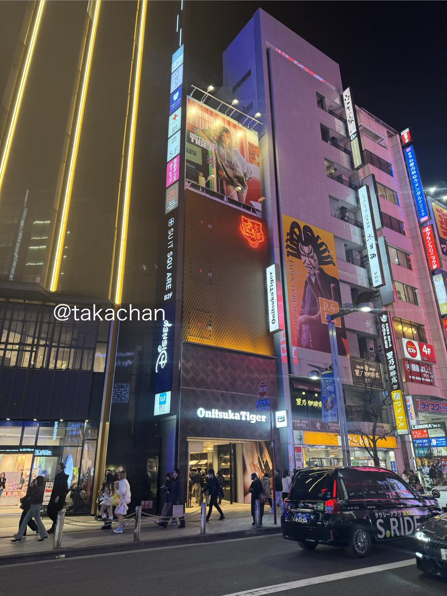 モモペンは 新宿の夜空を見上げれば Onitsuka Tiger MOMOから見られ