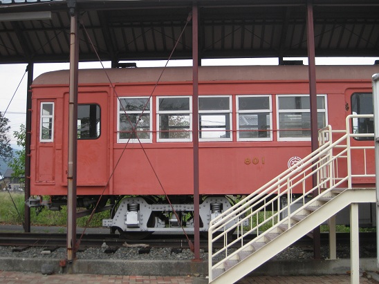 山梨交通モハ7（江ノ電801）との再会 : 赤い電車は白い線
