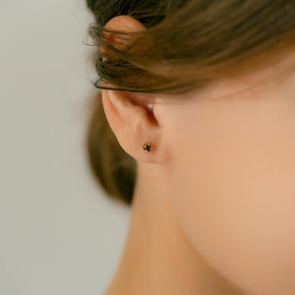 スモーキークォーツの軟骨ピアス│小さめの可愛らしいフラワーデザイン