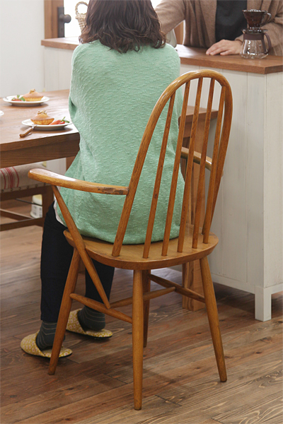 ウィンザーチェアから生まれた椅子。アンティークキャプテンチェア