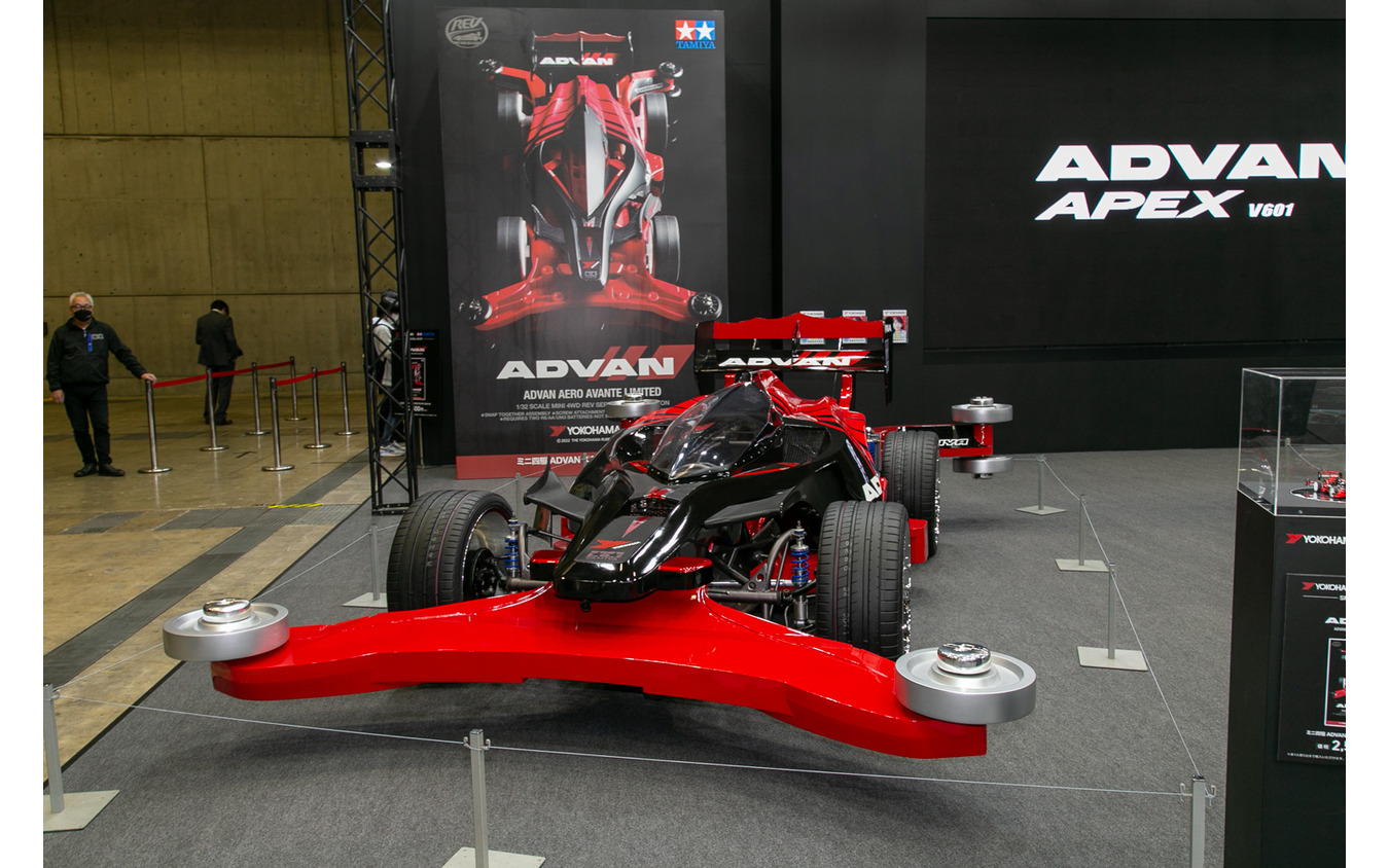 赤と黒に彩られた限定「ADVAN」カラーの実物大ミニ四駆…東京オート