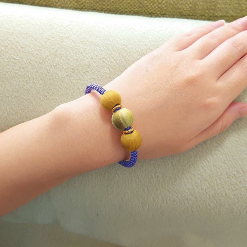 絹の巻玉ブレスレット（琥珀）｜株式会社さくらほりきり