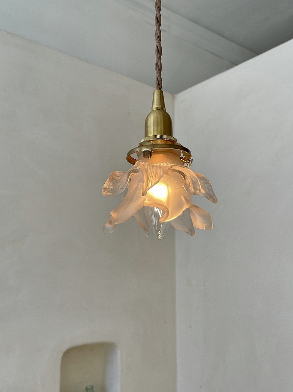 フランス薔薇のモチーフがかわいいペンダントライトはかわいい