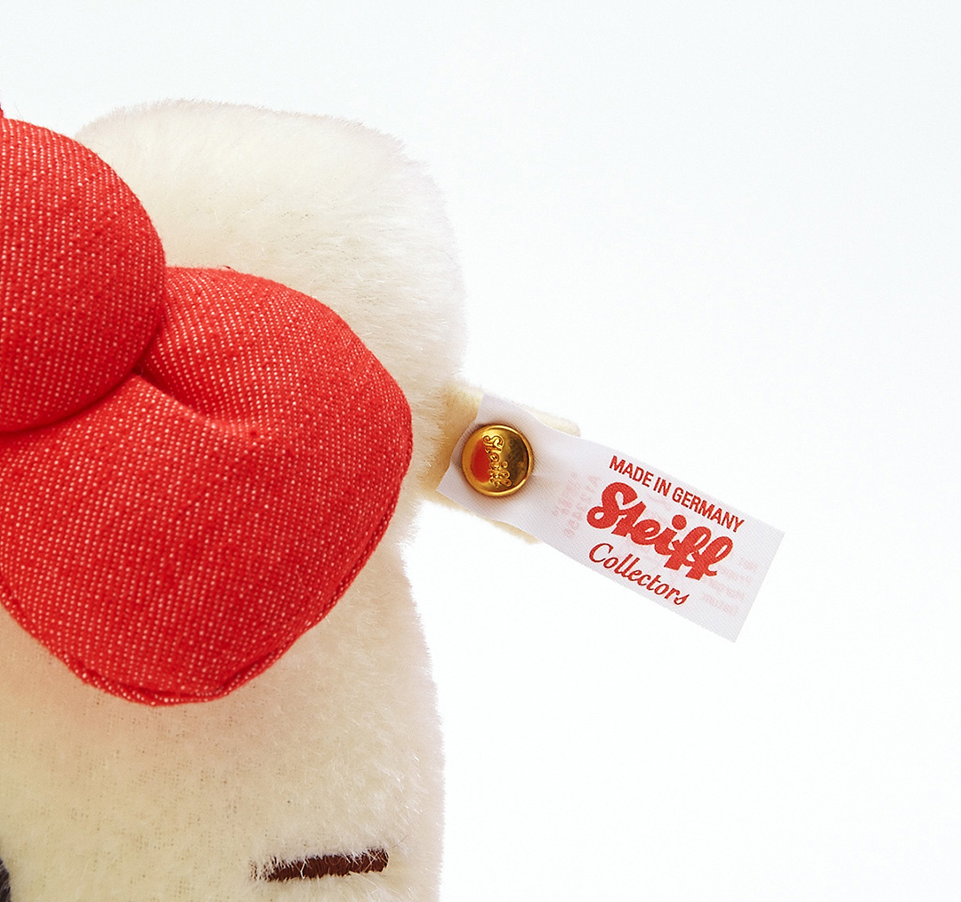 ハローキティがテディベアみたいにちょこんとお座り♡ 誕生45周年記念