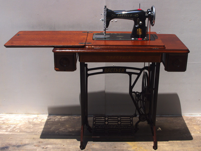 No.682 BROTHER ブラザー製 家庭用足踏みミシン オリジナルライト付
