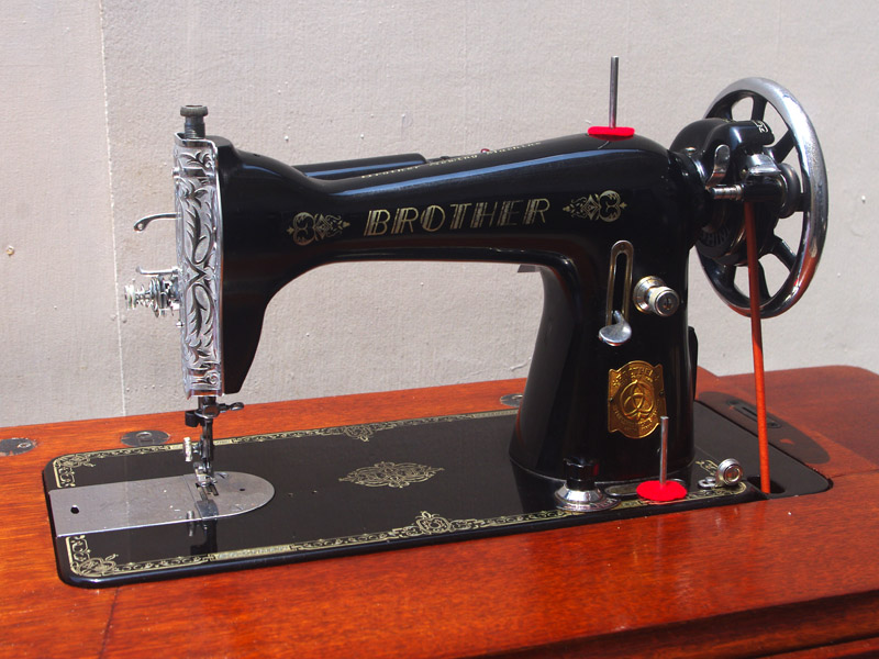 No.682 BROTHER ブラザー製 家庭用足踏みミシン オリジナルライト付