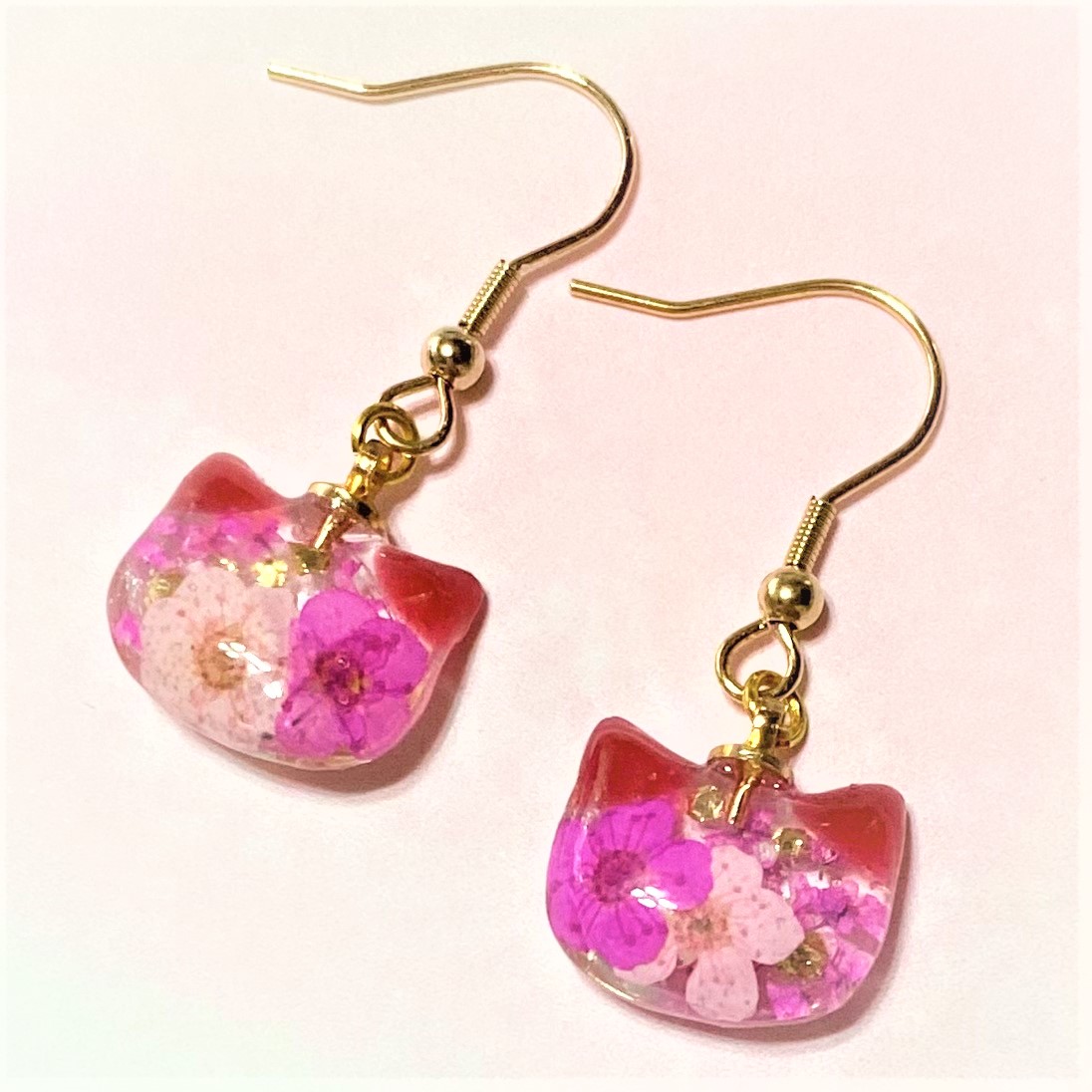 ドライフラワーのねこちゃんピアス 猫顔型 レジン フック アレルギー