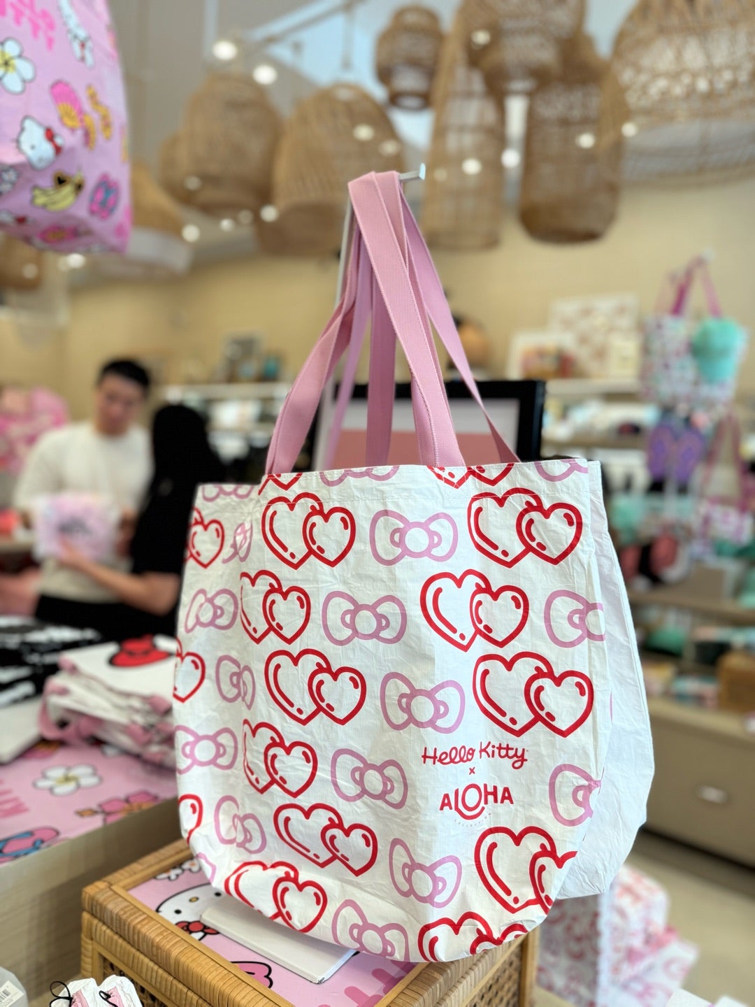 ALOHA COLLECとキティちゃんのコラボ商品がバズりすぎ。販売翌日の店内