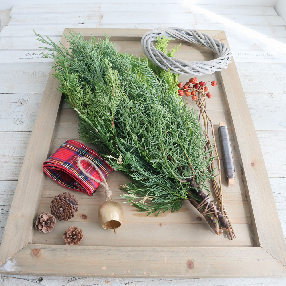 生花】コニファーのカウベルリース(赤)/はなどんやキット - 花材通販は