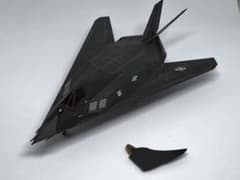 F117ステルス攻撃機(82-0806) 被撃墜機破片？ 1/144 模型付き - メルカリ