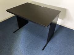 オフィスデスク 平机ダークブラウン配線スリット、幕板、スチール脚