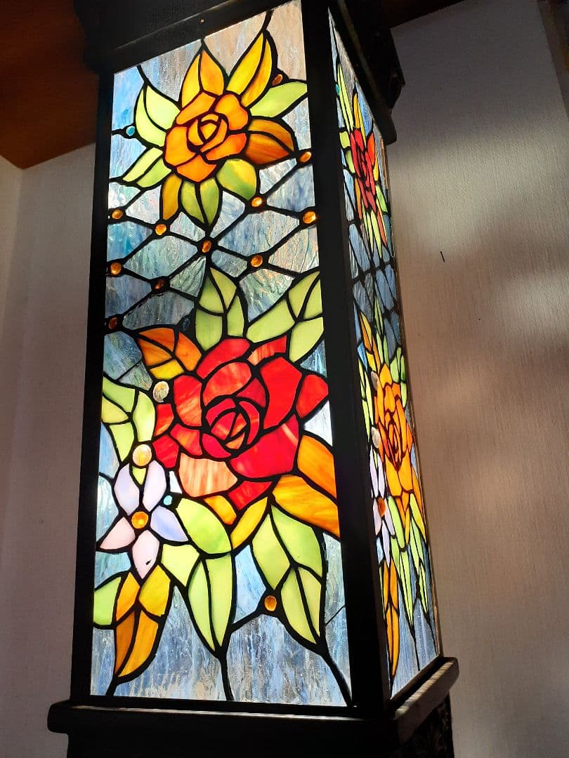 大輪のバラ咲くステンドグラスのアンティークな光柱 ポーチや通路に置くの